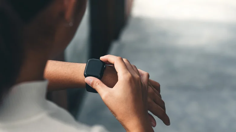 TECHNOLOGY WEARABLES How To Connect Earbuds Directly To Your Apple Watch 